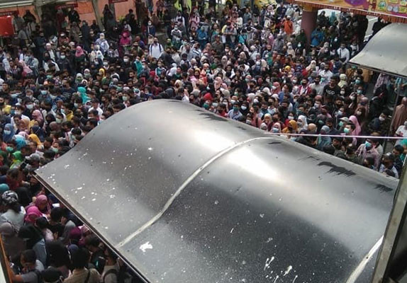 Warga Berkerumunan, Disdukcapil Pekanbaru Evaluasi Layanan Hari Libur