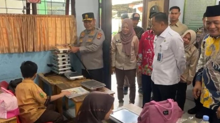 Kapolda Riau Tinjau Program Makan Bergizi Gratis di MIN 1 Pekanbaru, Siswa Antusias
