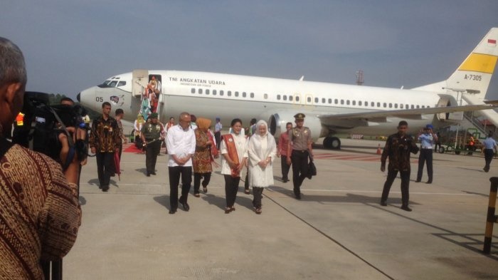 Turun dari Pesawat, Iriana Jokowi dan Mufida Jusuf Kalla Disambut Gubri