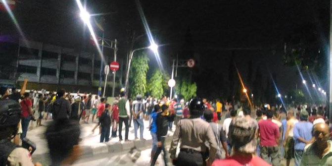 Kawasan Luar Batang Masih Mencekam, Warga Terlibat Bentrok Dengan Aparat