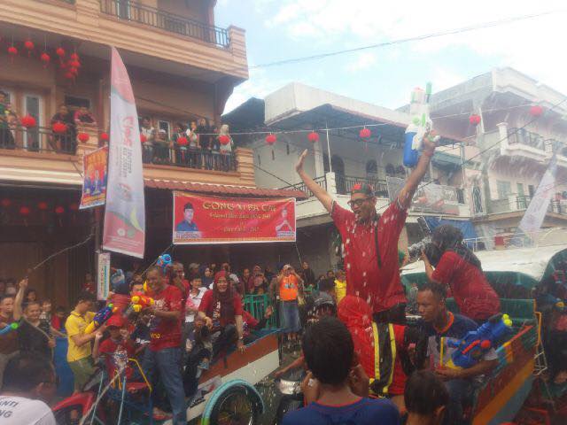 Istri Gubri dan Kadis Pariwisata 'Ditembak' Dengan Air di Meranti