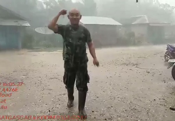 Tangis Haru Saat Hujan Turun di Lokasi Karhutla Inhu