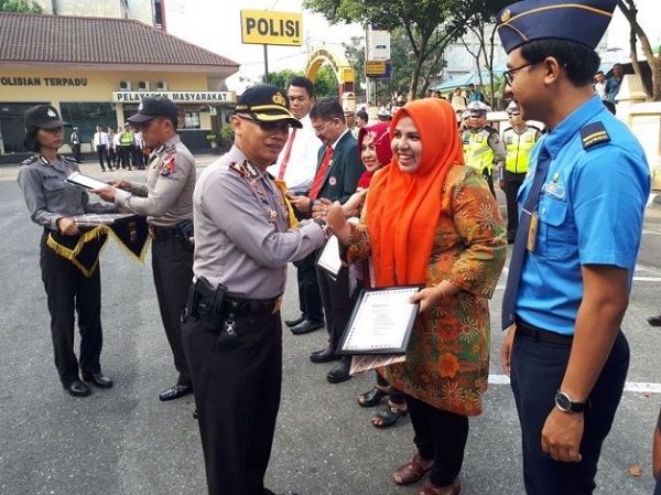 Polresta Pekanbaru Berikan Penghargaan kepada Instansi dan Personil Berprestasi