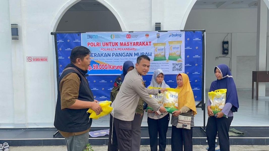 2 Ton Beras Ludes! Gerakan Pangan Murah Polsek Rumbai Dapat Sambutan Meriah Warga