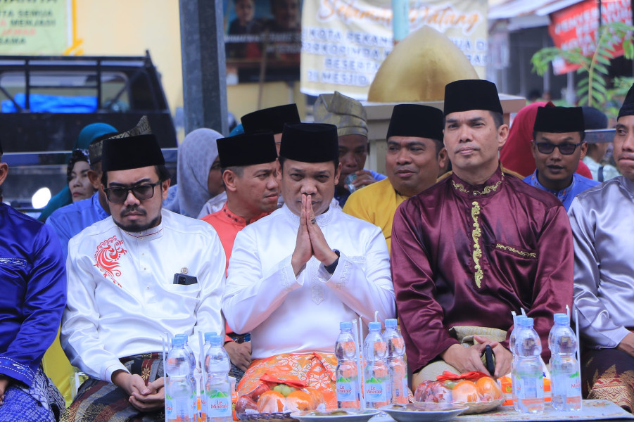 Wakil Ketua DPRD Pekanbaru Tabur Bunga di Makam Pendiri Pekanbaru, Sultan Muhammad Ali Abdul Jalil Muazzam Syah