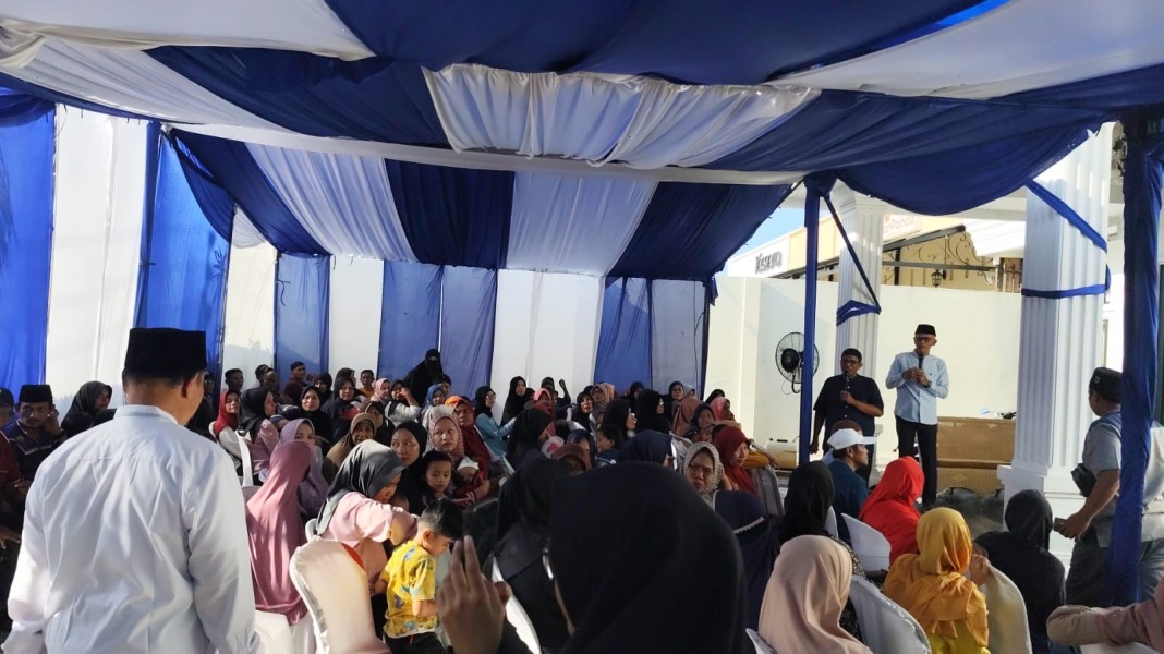 Anggota DPRD Pekanbaru Nofrizal Santuni 150 Kaum Dhuafa, Doakan Almarhumah Ibunda