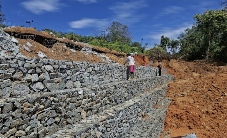 Waspada Longsor! Tiga Titik Jalan di XIII Koto Kampar Rusak Akibat Hujan Deras