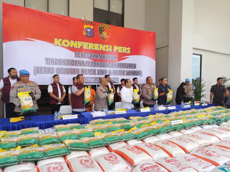 Polda Riau Bongkar 9,75 Ton Beras Oplosan Bermerek, Satu Tersangka Diamankan