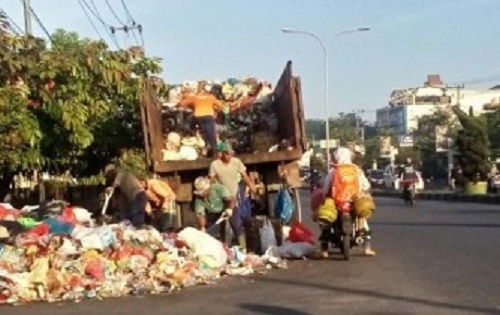 Kontrak Pengangkutan Sampah di Pekanbaru Dinilai 'Ngambang'