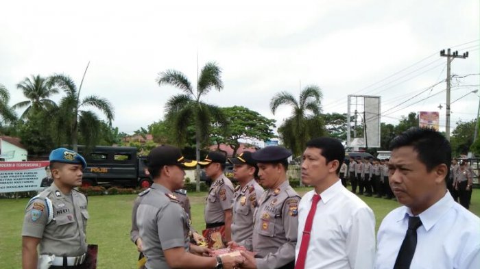 Pilkada Kampar Kondusif, 5 Polisi Dapat Penghargaan
