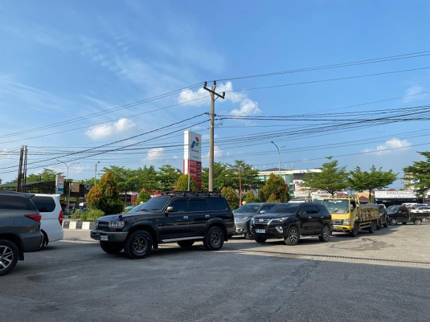 Warga Keluhkan Kelangkaan Solar di Pekanbaru, Harus Antre Sejak Pagi