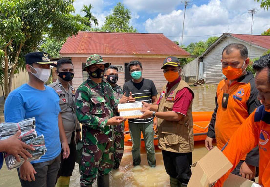Bantuan : BPBD Riau Distribusikan Bantuan Logistik untuk Korban Banjir Pekanbaru