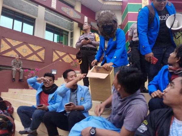 Pintu DPRD Riau Rusak, Mahasiswa Pendemo Galang Dana untuk Mengganti