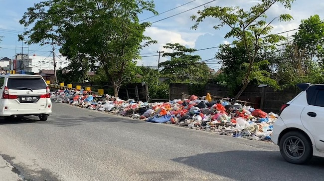 Sampah Menumpuk, DLHK Pekanbaru Putuskan Ambil Alih Tugas PT Ella