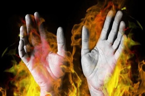 Sadis...Bocah 14 Tahun Dikalungi Ban dan Dibakar Hidup Hidup