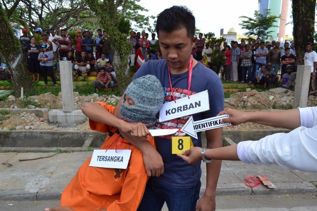 Rekonstruksi Pembunuhan di Rengat, Orang Tua Korban Serang Tersangka