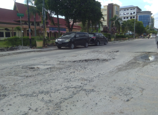 Akibat Jalan Rusak, Galian IPAL di Pekanbaru Rawan Laka Lantas