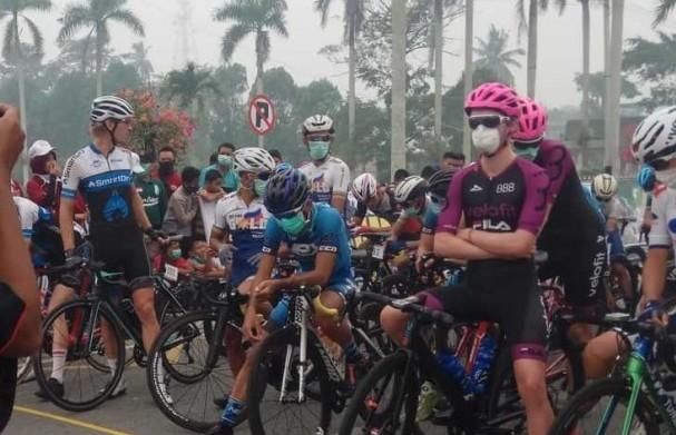 Tour De Siak Tetap Digelar saat Kabut Asap, Pebalap Gunakan Masker