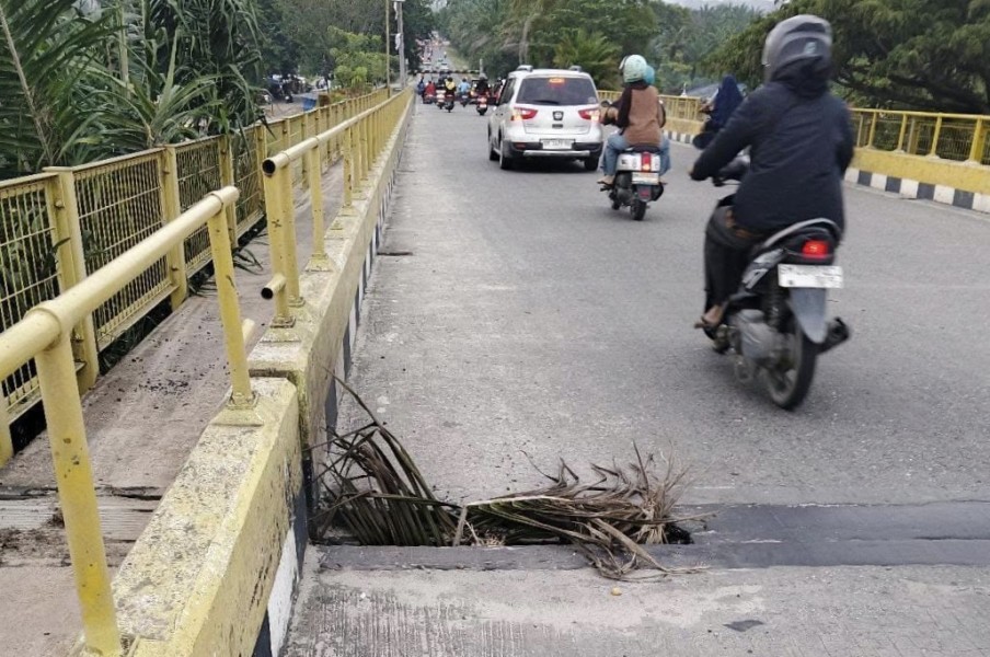 Jembatan Siak I Pekanbaru Rusak, Lobang Menganga Bahayakan Pengendaraa