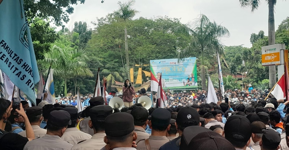 Emak-Emak Ikut Demo di DPRD Riau, Ancam Turun Lagi Jika Mahasiswa Tak Dibebaskan
