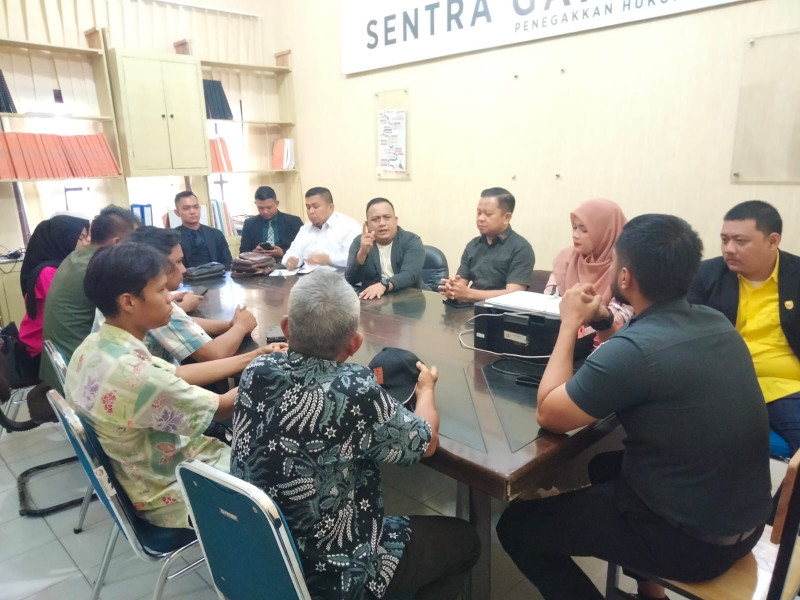 Geger! Oknum Panwas Sukajadi Terciduk Merusak Spanduk Muflihun dan Ade Hartati