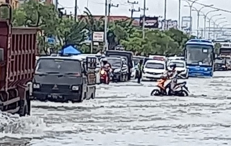 Banyak Motor Mogok, Jalan Soebrantas Pekanbaru Banjir Lagi