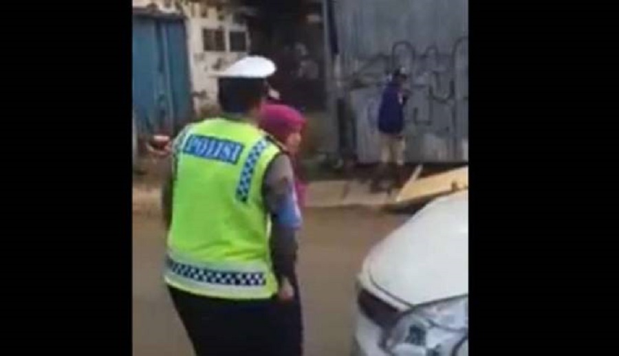 Video Wanita Mengamuk Lalu Cakari Polisi