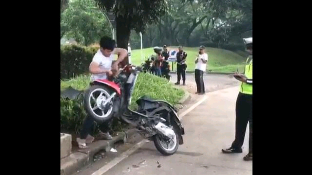 Tak Terima Ditilang Polisi, Pria ini Nekat Hancurkan Motornya Sendiri