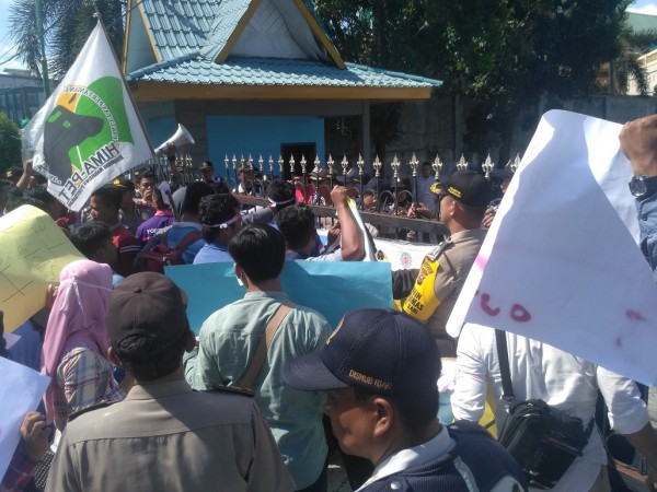 Unjuk Rasa, Mahasiswa Rupat Paksa Masuk Gedung Dishub Riau