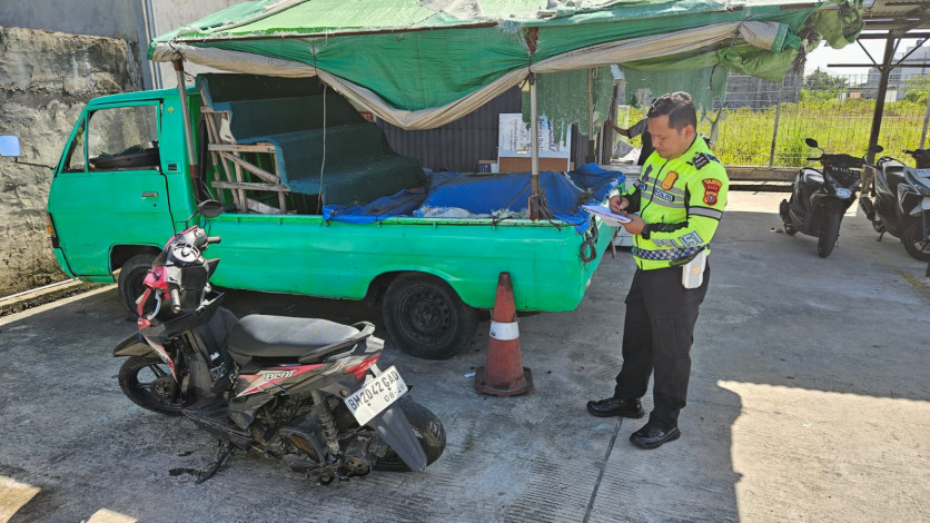 Kecelakaan Pagi di Arifin Achmad, Motor Honda Beat Ringsek Usai Tabrak Mobil Box
