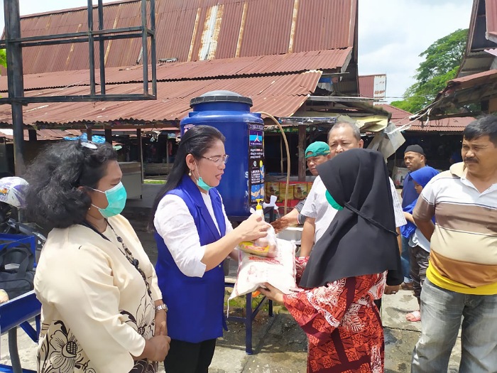 Anggota DPRD Pekanbaru Tjepta Serahkan Sembako dan Tangki Air