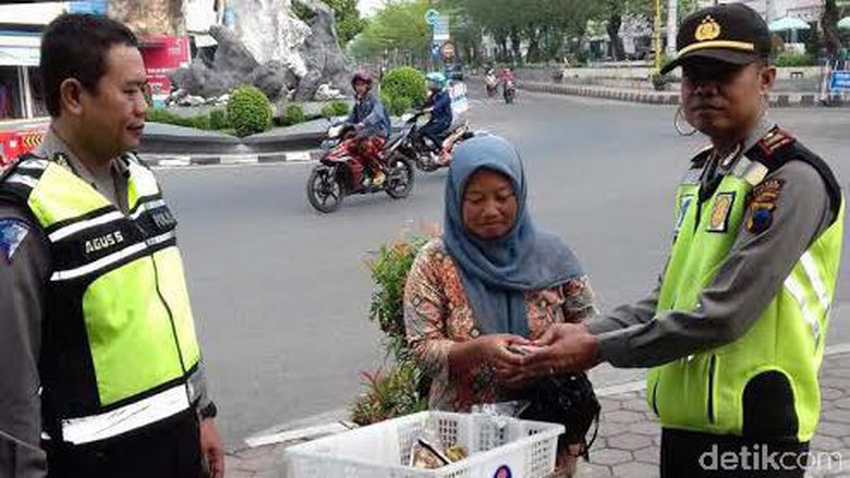 Penjual Sayur Temukan Uang Dalam Kantong Plastik Jutaan Rupiah