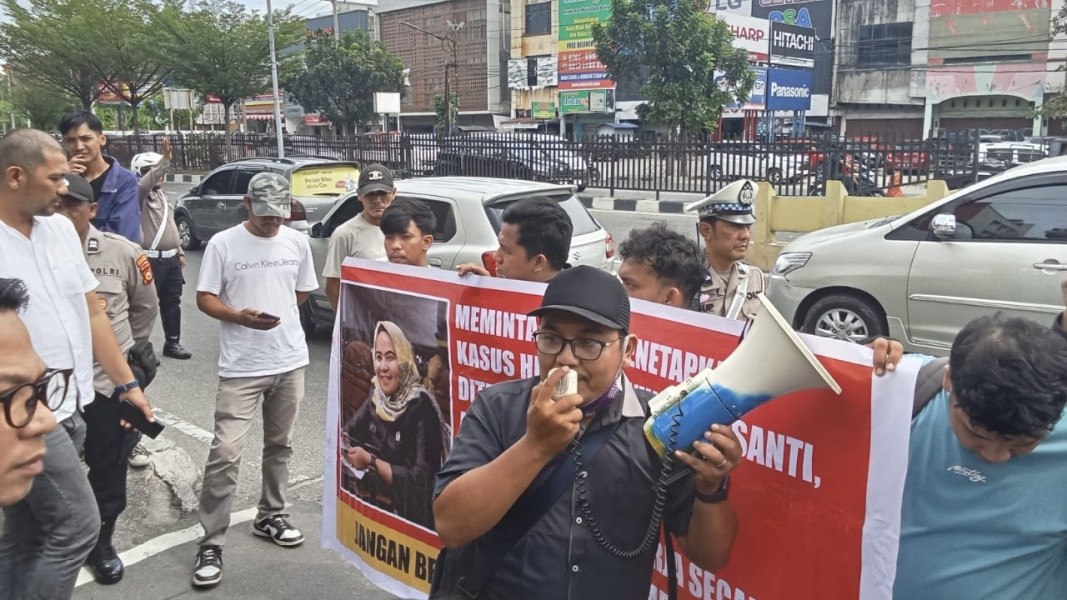 Kasus Mandek, Massa Desak Kejari Tersangkakan Ida Yulita Susanti: ‘’ Hukum Jangan Tumpul ke Atas!’’