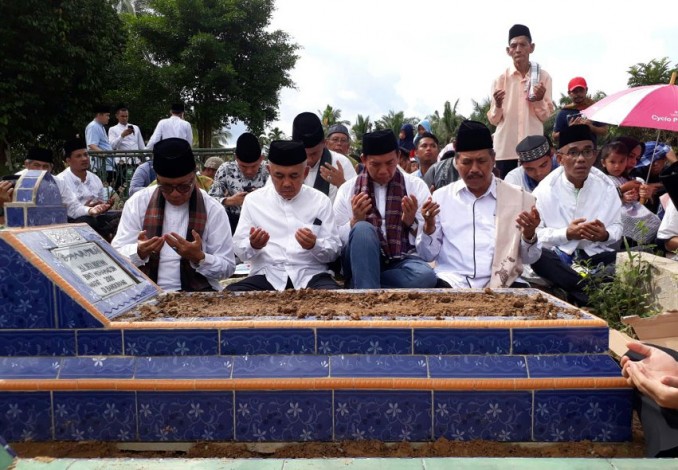 Gubernur dan Bupati Ziarah Kubur ke Makam Ibunda Walikota Pekanbaru