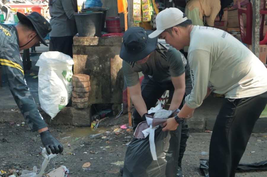 Usai Pacu Jalur 2025, Warga Kuansing Gelar Gotong Royong Massal Bersihkan Tepian Narosa