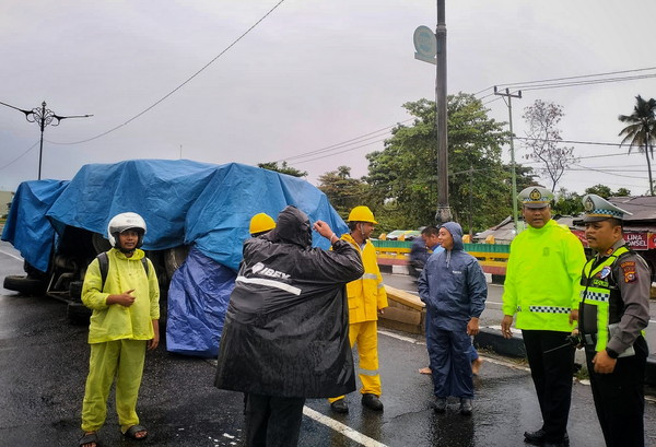 Truk Tangki BBM Terguling di Flyover Harapan Raya Pekanbaru, Sopir Diduga Microsleep