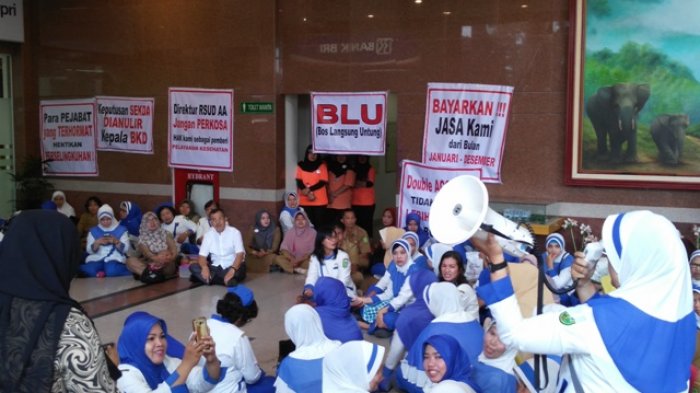 Dinding RSUD Ditempeli Spanduk, 