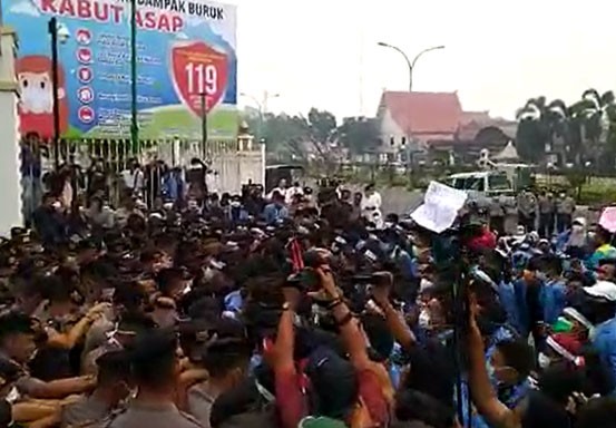Mahasiswa yang Ingin Menyampaikan Aspirasi ke Gubri Syamsuar Dilarikan ke Rumah Sakit