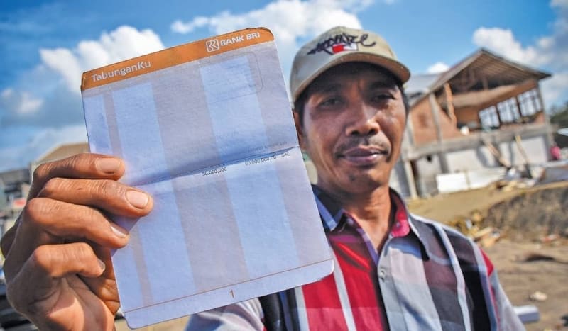 Saat Korban Gempa Lombok Tunjukkan Buku Tabungan Uang Bantuan