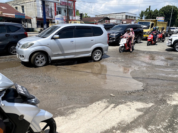 Simpang Pasir Putih Pekanbaru Rusak Parah, Jalan Berlubang Picu Macet dan Bahaya Kecelakaan