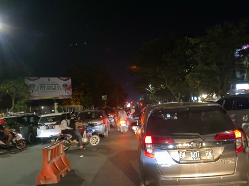 Parkir Liar di Pasar Kuliner Pekanbaru Sebabkan Macet Parah di Jalan Sudirman