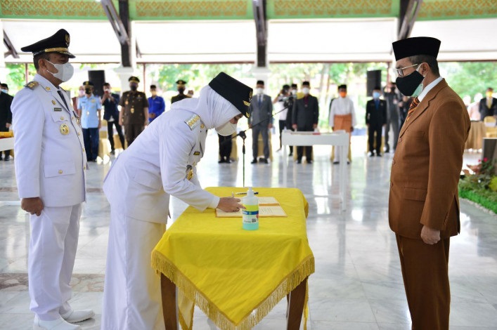 Gubri Lantik Rezyta Meylani Yovi, Bupati Perempuan Termuda di Indonesia