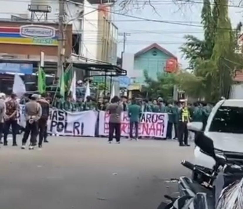 Demo Mahasiswa UMRI di Depan Polda Riau Diprotes Pedagang Takjil Pekanbaru