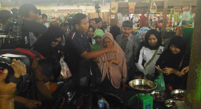 Kunjungi Pedagang Pasar Pagi Arengka, Firdaus-Ayat Dirayu Beli Ayam