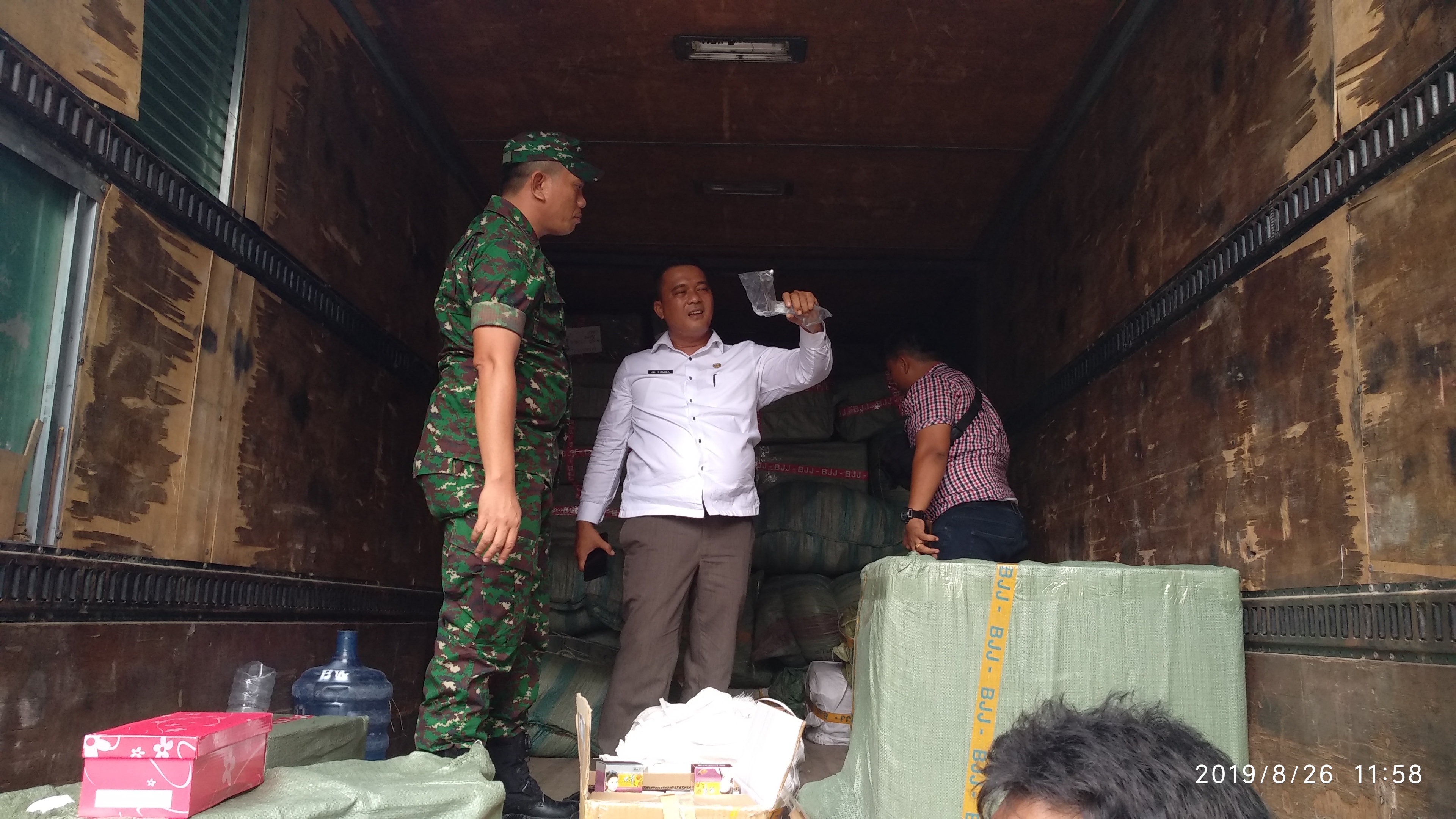 Belasan Kontener Berisi Ribuan Kotak Barang China Disidak DPRD Pekanbaru