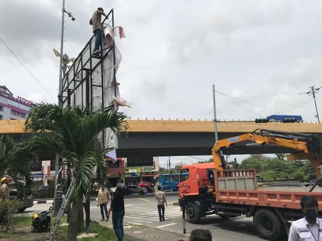 Penertiban Reklame Ilegal di Pekanbaru: 80 Tiang Sudah Dipotong