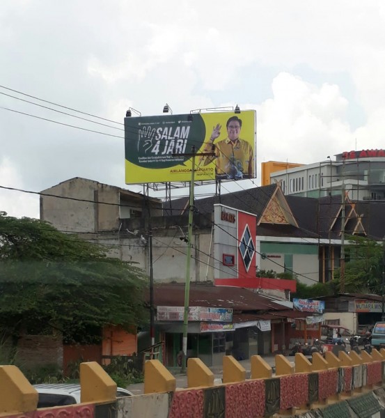 1x24 Jam, Bawaslu Riau Perintahkan Baliho 4 Jari Airlangga Hartarto Diturunkan
