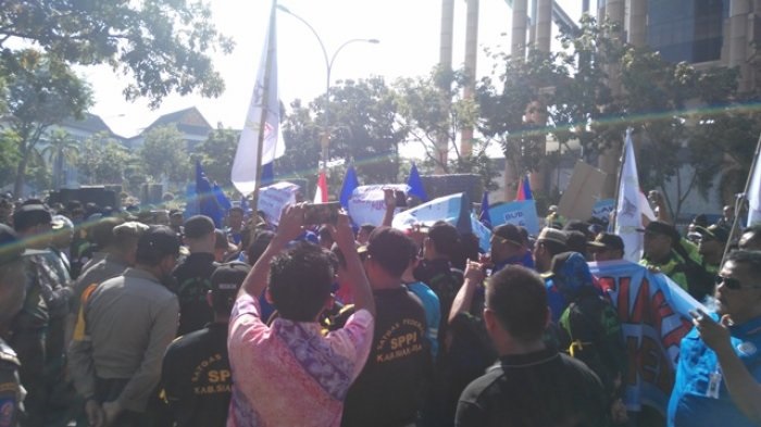 Kantor Gubernur Riau Didatangi Ratusan Massa KSPSI