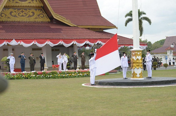 Upacara HUT RI di Halaman Gubernuran Riau Berlangsung Sederhana