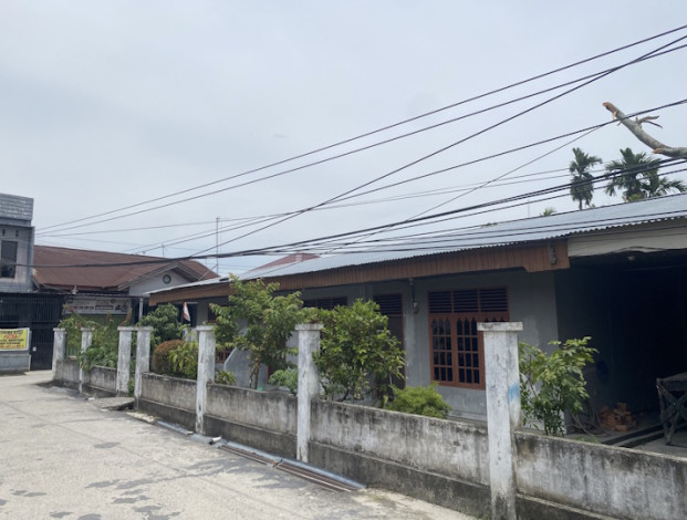 Warga Resah, Kabel Fiber Optik Menjuntai Rendah di Jalan HR Soebrantas Pekanbaru